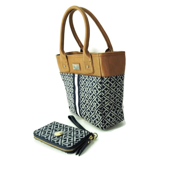 TOMMY HILFIGER Monogram Handbag with wrist-let - Picture 4 of 8